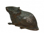 Escultura em bronze austríaco , representando rato, circa 1900. Med. 5 x 3 cm