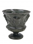 Antiga taça em bronze . Med. 9 cm alt x 9,5 cm diam