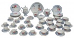 NORITAKE : Serviço de chá e café em pocelana japonesa , marca Noritake , com linda decoração floral, constando de : Bule de chá , bule de café , leiteira , açucareiro , manteigueira, prato grande de bolo , 12 pratos de servir bolo , 12 xícaras de chá com pires e 12 xícaras de café com pires. Total: 42 peças.