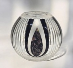 Excepcional vaso art deco em cristal finamente lapidado com detalhes em negro. França circa 1920. Med. 22 cm alt x 22 cm diam
