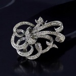 Broche em ouro branco 18 k com diamantes. Peso 8,2 gr  Med. 4 x 3 cm