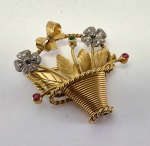 Broche cesta de flores em ouro amarelo 18 k com platina esmeralda e rubilitas . Peso 5 gr Med. 3,5 x 3 cm