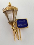 Broche frances em ouro amarelo 14 k em forma de lampião. Peso. 7.9 gr Med. 4 x 2,5 cm