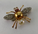Broche abelha em ouro amarelo 14 k com platina , pérola e rubilitas. Peso. 3,7 gr Med. 3 x 2 cm