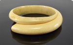 Pulseira em marfim . Med. 8 cm diam