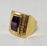 Anel em ouro amarelo 18 k com diamantes e granada lapidada. Peso 12,2 gr Aro 14