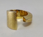 Anel em ouro amarelo 18 k . Peso 9,2 gr Aro 14