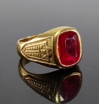 Anel de grau de médico em ouro amarelo com pedra vermelha. Peso 11,3 gr Aro 20