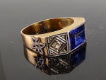 Anel de grau de engenheiro em ouro amarelo com pedra azul. Peso 5,7 gr Aro 21