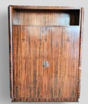 Excepcional armário francês dos anos 50 executado em madeira nobre revestido em ébano de macassar , com prateleiras internas , assinado , porem não identificado, marcas do tempo e uso , no estado. França anos 50 . Med. 130 x 40 x 177 cm alt
