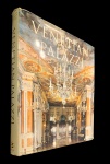 Livro : Venetian Palazzi . 1998. German Edition  by Gianluigi Trivellato (Photographer, Author), Attila Dorigato (Author), Giuseppe Mazzariol (Author). O esplendor dos palácios venezianos continua a surpreender amantes da arte e conhecedores. Apesar de guerras, catástrofes e mudanças turbulentas, os palácios permaneceram intactos, protegidos e alheios aos eventos caóticos da história. Durante o boom econômico, as famílias aristocráticas de Veneza tiveram suas casas transformadas em obras de arte pelos artesãos e artistas mais famosos e habilidosos de sua época. Como suas coleções foram dispersas por todo o mundo com o colapso da República, os palácios, com seus esplêndidos interiores, tetos de gesso decorados, grandes escadarias, espelhos ornamentais, chaminés, pisos e pinturas murais, foram todos resgatados e restaurados à sua elegância original. Este livro espetacular mostra os interiores de 19 dos mais belos exemplares localizados na cidade antiga. Cada palácio apresenta o brasão da família dos proprietários originais, juntamente com reproduções de gravuras históricas, explicando a decoração e a ancestralidade familiar. As páginas coloridas reproduzem o esplendor dos interiores e comentam a estrutura desses luxuosos edifícios. Casas que você não poderia comprar por amor ou dinheiro, em vez disso, compre este livro  uma visão pelo buraco da fechadura dos estilos de vida dos ricos e poderosos de ontem.