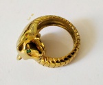 BIJOUX : Anel em metal dourado em forma de pantera com olhos em pedra verde. Aro. 20