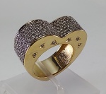 BIJOUX : Anel em metal dourado em forma de coração com zirconias . Aro 18