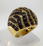 BIJOUX : Anel em metal dourado com zirconias , em lindo design. Aro 13