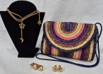 Linda bolsa tiracolo toda trabalhada em palha em diversos tons, com forro no tom azul marinho e alça no mesmo tom. Estilo mexicano. E um choker em cordão no tom marrom, com pingente de estrelas de cinco pontas, uma lua e flor. E dois pares de brincos no tom dourado. Marcas do tempo.