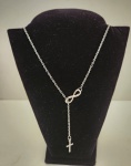 Lindo colar em material prateado com símbolo do infinito e uma cruz transpassada.    Med. 28cm