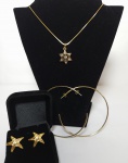 Lote com 1 colar dourado com pingente em formato de estrela de 6 pontas com pedrinhas e dois pares de brincos dourados, sendo um em formato de estrela do mar e outro 2 argolas. Medida colar: 23cm fechado