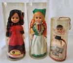 COLECIONISMO - Três Antigas bonecas com trajes típicos, representando os países Espanha e Irlanda e Republica dominicana. Med. com cx. 16cm. Marcas do tempo.