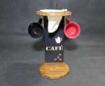 Bonito coador de café em madeira, acompanha 2 xícaras em porcelana colorida - Dimensão: 24 X 13 cm - Xícaras: 5 X 6,5 cm.