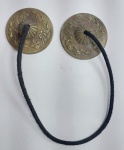 INGSHA Dragões de Bronze Fundido - Instrumento Musical Tibetano - Utilizado em meditação - Yoga - Procissões, Rituais e também em percussão - Presente na Índia - China e outros países da Ásia - Som agradável e prolongado - Medida: 6 cm diâmetro.