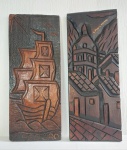 Lote de 2 Lindas Talhas em madeira souvenir de Porto Seguro. Uma possui assinatura " Carlos " - Medida da Maior: 37 cm x 14,5 cm x 2 cm. Conforme fotos.