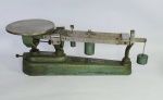 Antiga e funcional Balança de precisão - MARTE - Carga máxima: 1610 gramas. Conforme fotos. Medida: 39 cm x 13,5 cm x 14 cm de altura.