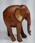 Belíssima escultura de Elefante entalhada em bloco de madeira nobre. Medida: 16,5 cm de altura x 13 cm x 7 cm.