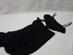Macacão preto, top com calça ligados pela barriga. Tam PP. Peça com marcas de guardado.