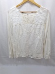 Camisa de manga comprida da marca ATEEN com detalhes de rendinha, TAM: 40. Peça com marcas de guardado.