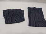 Conjunto de dormir composto de short e colete azul marinho. Tam: P. Peças com marcas de guardado.