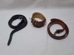 Lote de 3 cintos femininos no estado.