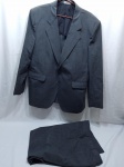 Conjunto de Terno 2 peças, composto por Paletó e calça. Peças com marcas de guardado, paletó falta 1 botão. TAM: CALÇA 32 CURTO , PALETÓ 52 CURTO.