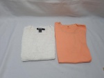 Lote de 2 camisas de manga curta. Ambas tam: M. obs: contém marcas de guardado.