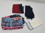Lote de 2 lenços, 1 echarpe e 1 canga. Peças com marcas de guardado. Medindo a canga: 120 x 80 cm