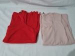 Lote de 2 camisas, sendo uma vermelha e uma rosa clara. Tam:M.