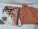Lote de 2 camisas, sendo uma delas estampada e a outra coral. Tam: GG