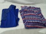 Lote de 2 camisas, sendo uma azul e a outra estampada. Tam; GG