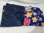 Lote de 2 camisas, sendo uma azul e a outra estampada. Tam; M