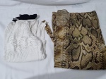 Lote de 2 camisas, sendo uma branca e a outra estampada. Tam: M