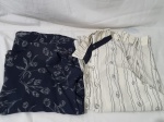Lote de 2 camisas social, sendo uma azul e a outra bege. Tam: XXG