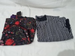 Lote de 2 camisas, sendo uma estampada e a outra listrada. Tam: P