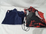 Lote de 2 camisas, sendo uma azul e a outra estampada. Tam: 46