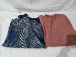 Lote de 2 camisas, sendo uma estampada. Tam: G