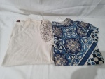 Lote de 2 camisas, sendo uma branca e a outra estampada. Tam: M
