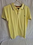 Camisa polo masculina, Reserva Tam: P. Com pequenas manchas de guardado.