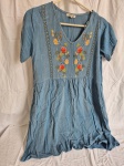 Vestido jeans com bordados de flores. Tam:M