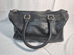 Bolsa, mala de mão em couro antigo Medindo 20cm x 21cm x 38cm. Marcas de uso.