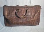 Bolsa, mala de mão em couro antigo Medindo 52cm x 26cm x 30cm. Marcas de uso.