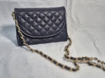 Pequena bolsa de mão preta com dourado Medindo 18,5cm x 6cm x 13cm