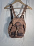 Bolsa, mochila em couro vintage. Peça com marcas de uso.